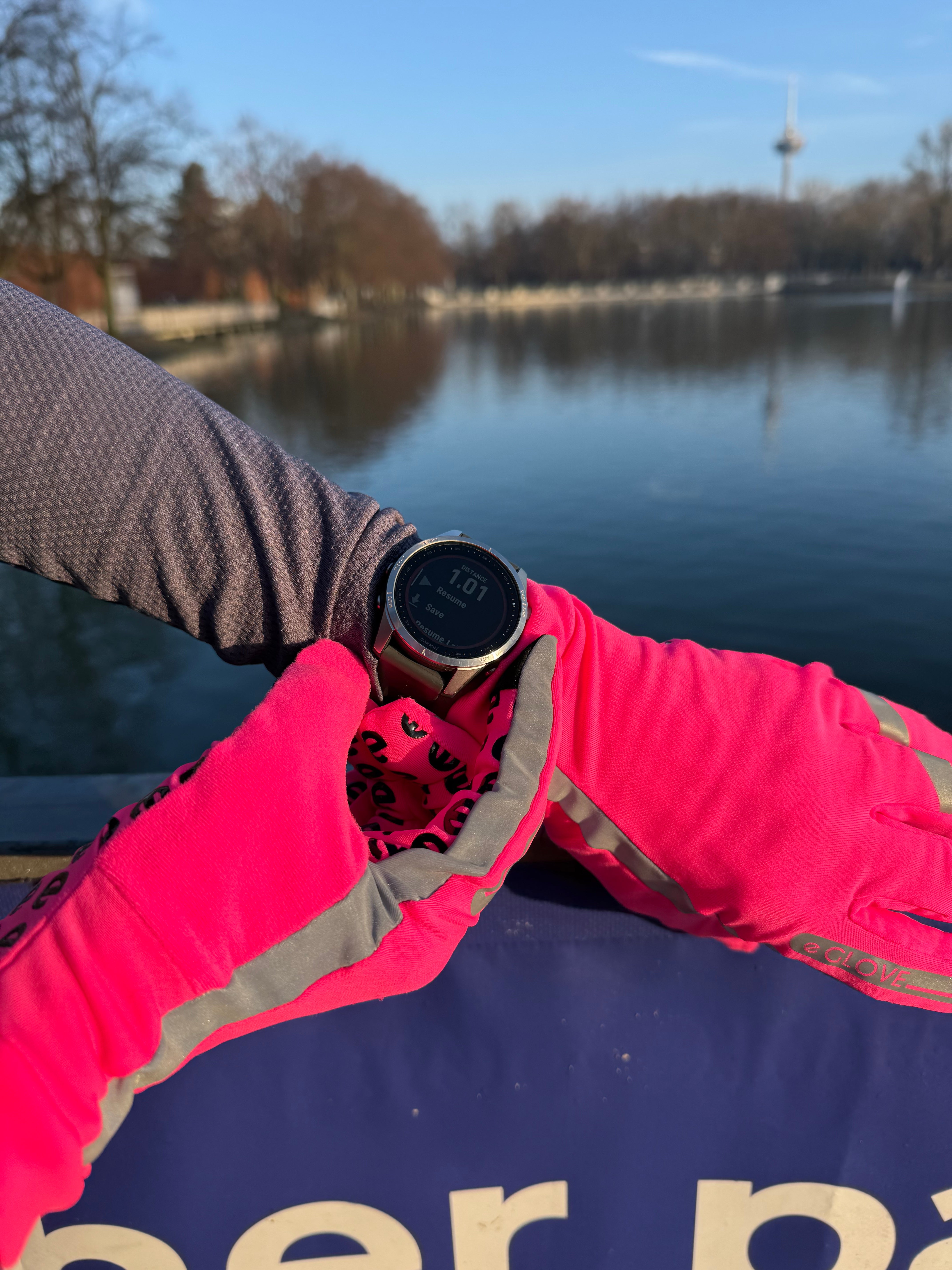 eGLOVE Hi-Vis Run Gloves – Fluoro Pink | Touchscreen Running Gloves