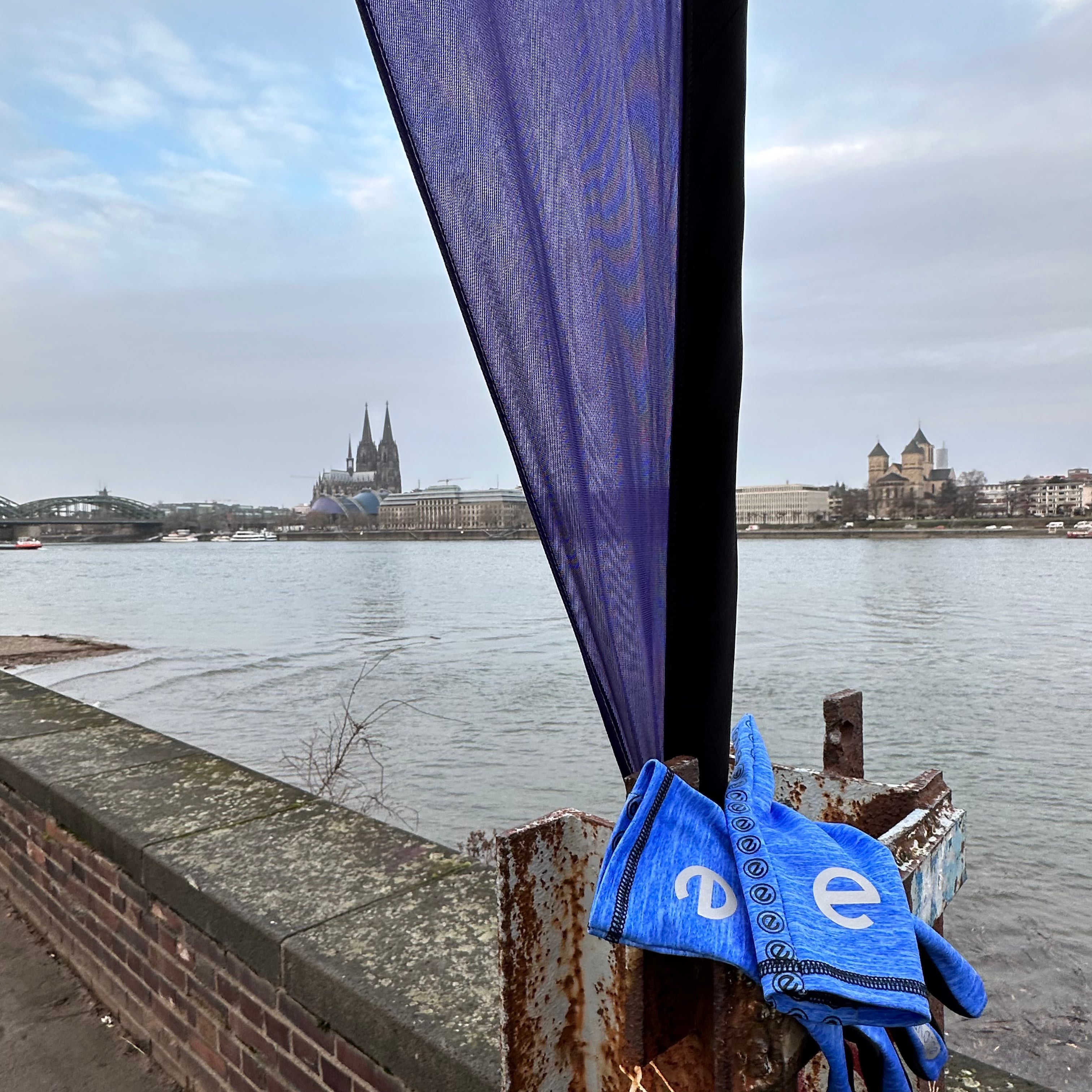 RUN - Blue - Lightweight Touchscreen Running Gloves - New 2024/25 Model